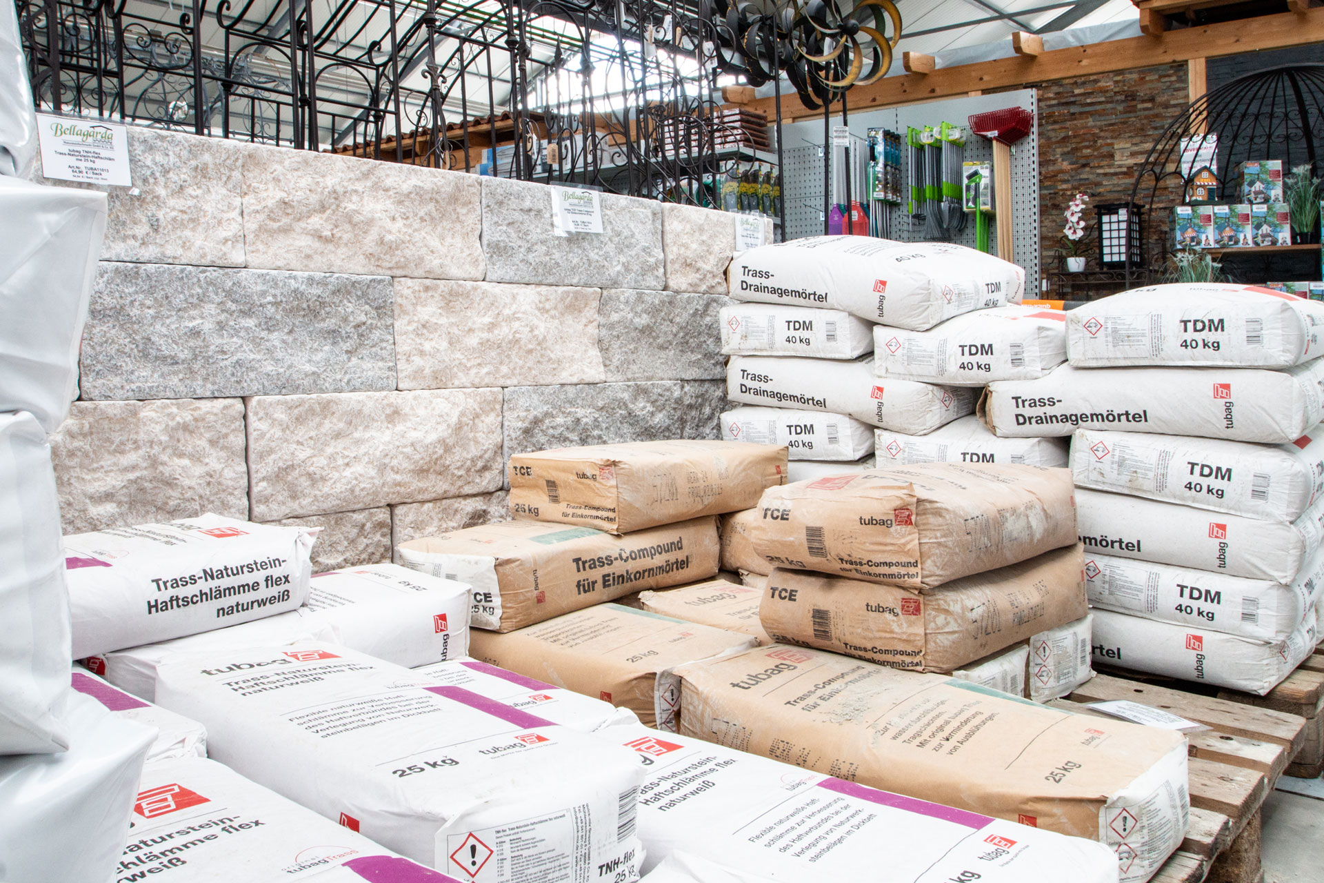 Bellagarda Ihr Spezialist Fur Naturstein Gartenprodukte Und Baustoffe In Franken Mittelfranken Die Metropolregion Nurnberg Gartenbaustoffe Verlegezubehor Kiesmatten Drainmatten Fugenmortel Mineralbeton Gartenzaune Und Vieles Mehr