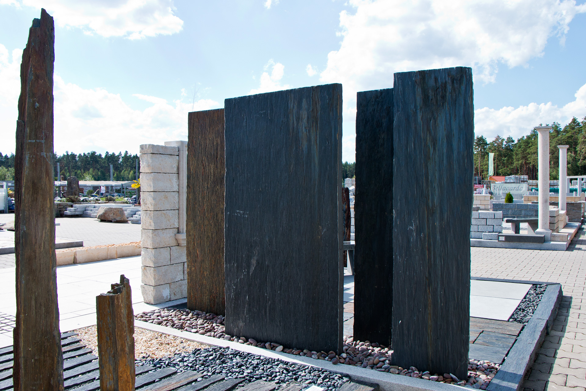 Bellagarda Ihr Spezialist Fur Naturstein Gartenprodukte Und Baustoffe In Franken Mittelfranken Die Metropolregion Nurnberg Blockstufen Palisaden Stelen Und Leistensteine Aus Naturstein